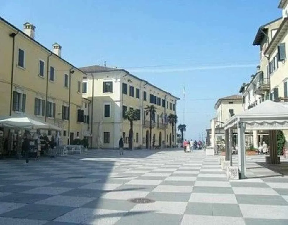 Apartment Casa Carlacon Giardino Vicino Al Centro E Lago Garda  Italy